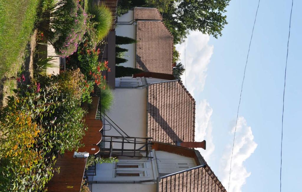 Tákos - TAK 9 LAKÓHÁZAK (Tákos) A településre jellemző lakóházak kellemes, hasonló architektúrát őrző arculatának oka,