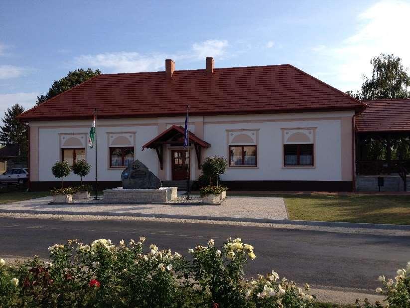 A hangulatos térből kiágazó utak mentén falusias beépítésű, jellemzően előkert nélküli vagy kicsi, 1 m körüli előkertes utcaszakaszok alakultak ki.