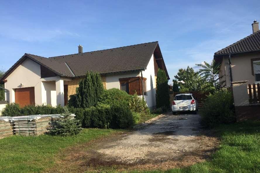 A nyílászárók javasolt színe világos és középbarna és a fehér. Védett épületek esetén ettől el lehet térni. Az álló formátumú ablak használata arányai miatt előnyösebb, mint a fekvő.