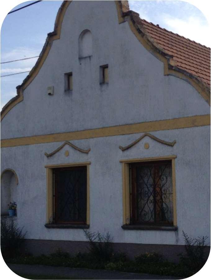 áll, melyek építési évét jelölték a homlokzaton.