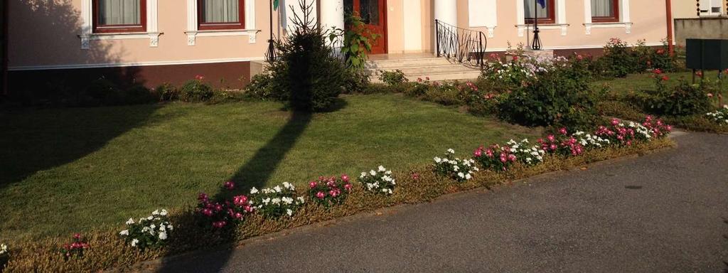 Az építészet sokszínűségét adja a változatos utcák, terek, épületek sokasága, mint egy zenekarban a sokféle hangszer: vonósok, fúvósok, ütős