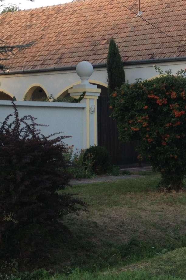 A természetes anyagú fakerítés, nádtető és a