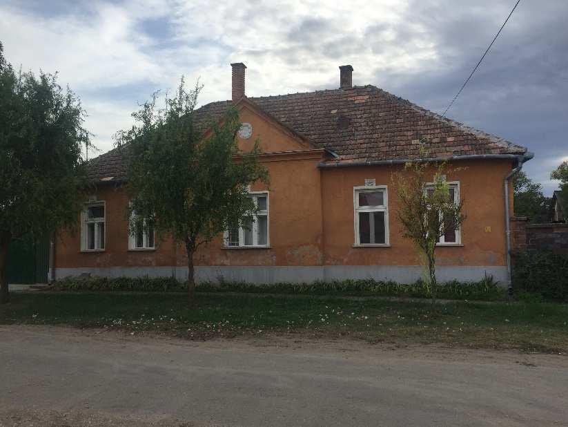A hangulatos széles uták mentén falusias beépítésű, jellemzően előkert nélküli vagy kicsi, 1 m körüli előkertes utcaszakaszok alakultak ki.
