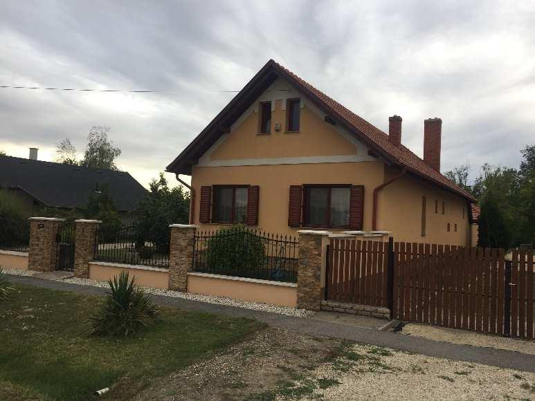 ANYAGHASZNÁLAT (SZÍNEK) Bezi épületeinek
