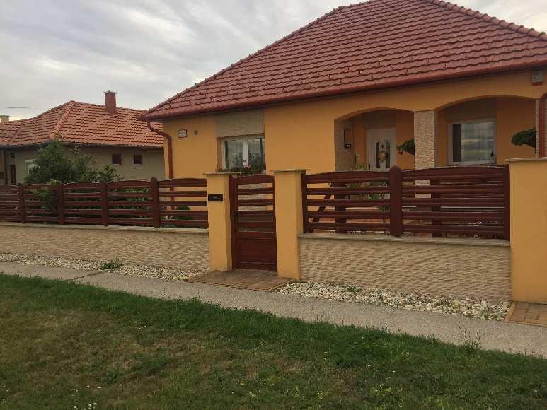 megfigyelhető egy visszafogott