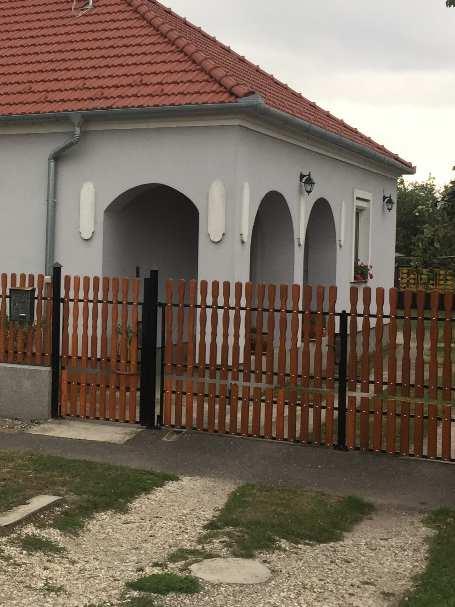A tornác praktikussága és esztétikus megjelenése okán a ma épülő családiházak meghatározható eleme is lehet.