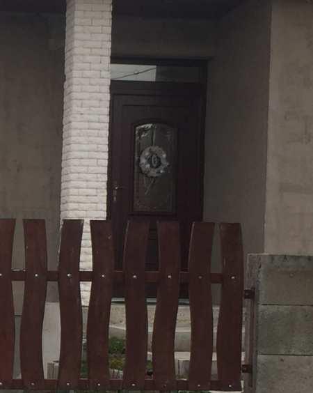 Új épületek építése esetén tetszőleges anyagú, de fa mintázatú, víztiszta, vagy matt síküvegezésű, osztott ablakok beépítése javasolt.