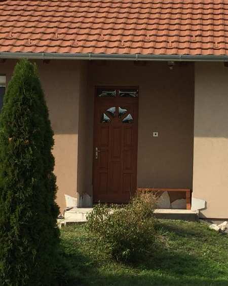 megegyező színben. A nyílászárók javasolt színe világos és középbarna és a fehér. Védett épületek esetén ettől el lehet térni.