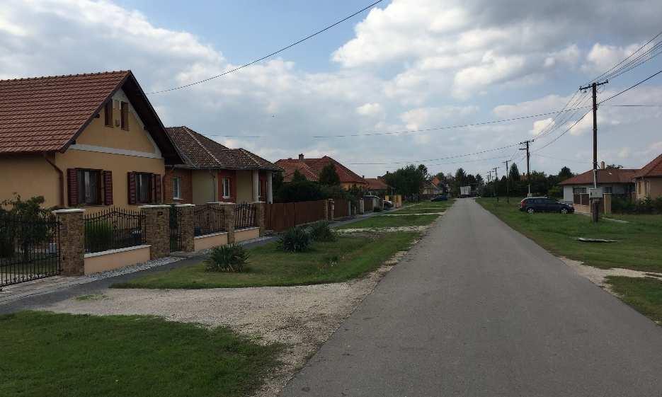 A homlokzati felületek és nyílászárók színei esetében kerülni kell a túlzottan élénk vagy túlzottan sötét színek