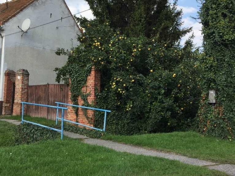 A régi parasztházak fa ajtóihoz, illik a fém kolompos csengő, és az építési kort tükröző kiegészítők, lámpák.