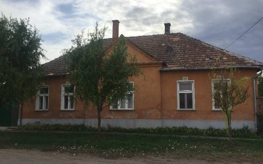 A kézikönyv segítség kíván lenni: a település bemutatásával, az értékek megismertetésével és az útmutató résszel tárja fel az épített környezet szépségeit.