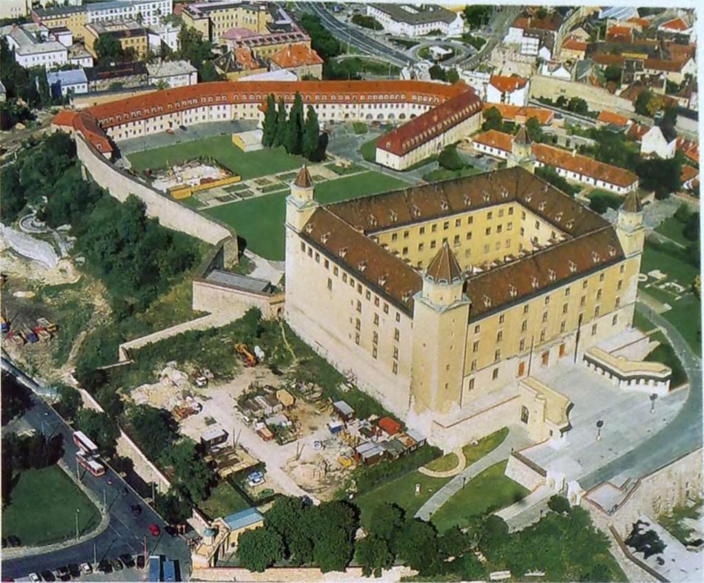 EURÓPA VEZETŐ FEJEDELME A pozsonyi vár. Légi felvétel Az 1434.
