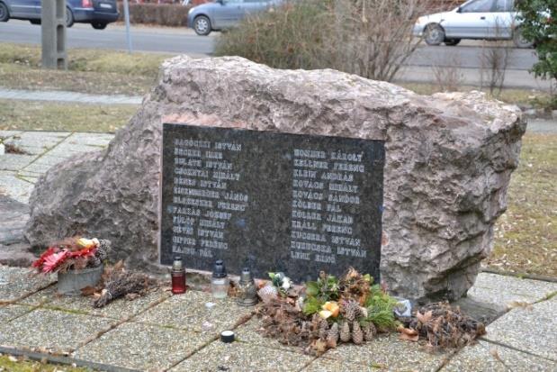 tisztelgő emlékezéssel állíttatta az 'Adonyért' Alapítvány, 1991-ben.