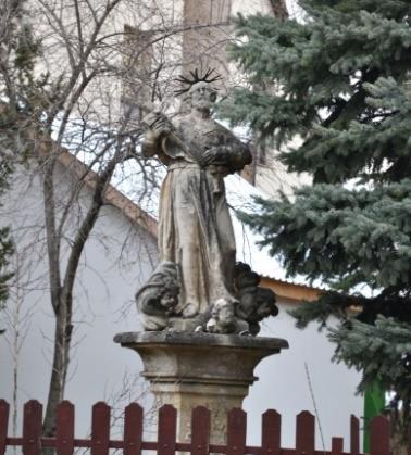11. 64/3 Rákóczi Ferenc utca Xavéri Szent Ferenc fogadalmi szobor 1742 mészkő szobor A templom melletti kert sarkán, a kerítésvonaltól beljebb álló, kezében keresztet tartó