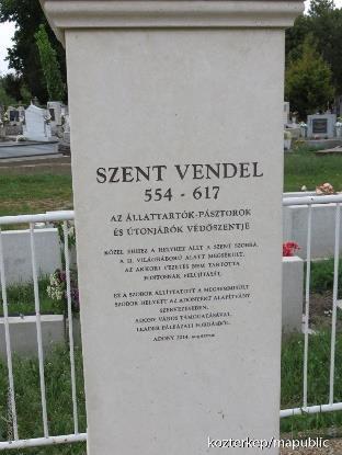 Ezt az itt bemutatott szobrot az Adonyért Alapítvány állította a régi, elpusztult helyett.