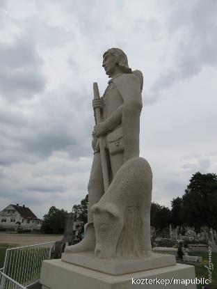 A szobor klasszikus Szent Vendel ábrázolás, kezében pásztorbot, lábánál bárány legelészik.