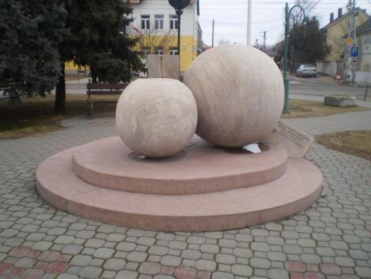 rendezése részeként került megvalósításra 2001-ben, Friedrich Ferenc szobrászművész munkájának köszönhetően.