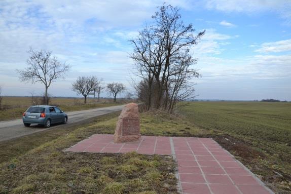 16. 0188/3 6208-as út Sánc-pusztai emlékmű 2015 vörös mészkő szobor A két világháború között, illetve a II. világháború után Adonyhoz öt puszta tartozott.