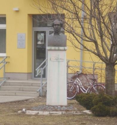 17. 172 Fő tér Széchenyi István mellszobor 2007 bronz szobor gránit talapzaton szobor A szobor