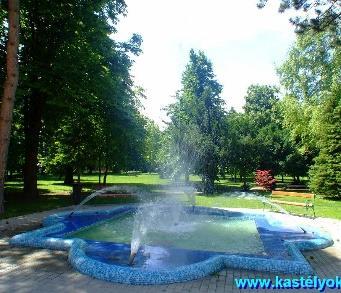 25. 883/3 Rákóczi Ferenc utca, Kastélypark Díszmedence a kastélyparkban kerámia kerti építmény A XVIII.