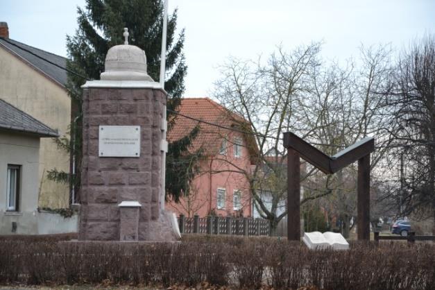metamorfózison ment keresztül. 1945 után a szentkoronás emlékművet szovjet hősi emlékművé alakították át.