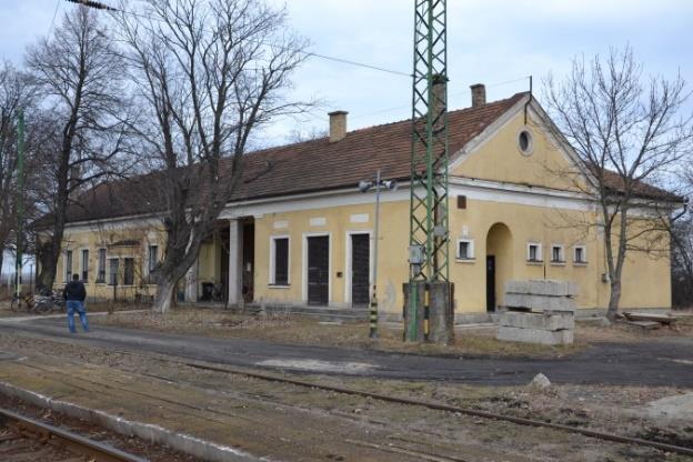 9. 0334 Vasútállomás épülete FUNKCIÓ ÉPÍTÉS IDEJE MŰSZAKI ÁLLAPOT BEÉPÍTÉSI MÓD SZINTSZÁM TETŐ magastető Adony vasútállomásának épülete cseréptetővel rendelkezik, és kettő kéménye van.