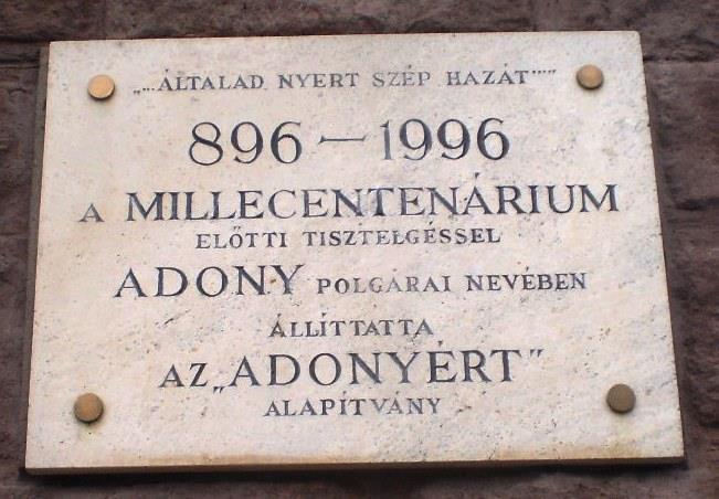 4. 893. Rákóczi Ferenc u., Kossuth u. kereszteződésénél Millecentenáriumi tábla 1996 márvány emléktábla A honfoglalás 1000.