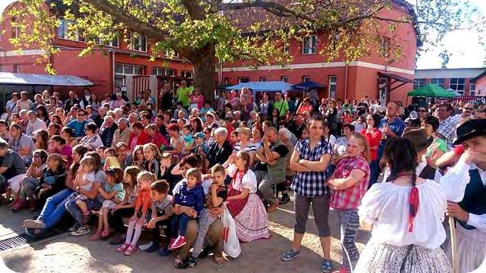 A nap folyamán a látogatókat az egész napos kirakodóvásár mellett kézműves foglalkozások, népi játékok, arcfestés, csillámtetoválás, gyermek és felnőtt ügyességi vetélkedők, máléfaló verseny,
