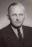 1948-60 között a Magyar Vonóstrióban hegedült; ezzel az együttessel több magyar és francia kamaraművet mutatott be.