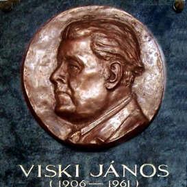 1934-ben visszatért a Király Színházba, 1935-ben a Városi Színházban operettek címszerepeit játszotta. Számos hangversenyen működött közre a Zeneakadémián és állandó szereplője volt a Magyar Rádiónak.