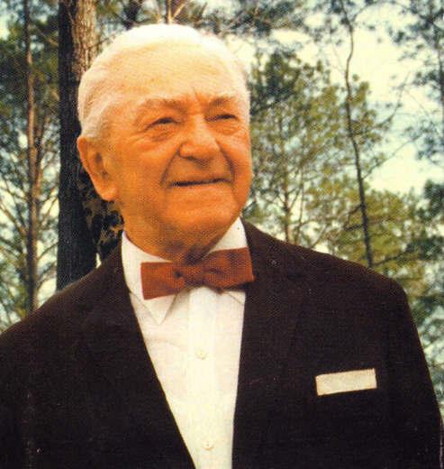 követően Párizsba emigrált, ahol az École Normale-on Maurice Eisenbergnél tanult tovább. 1939-től az USA-ban élt.