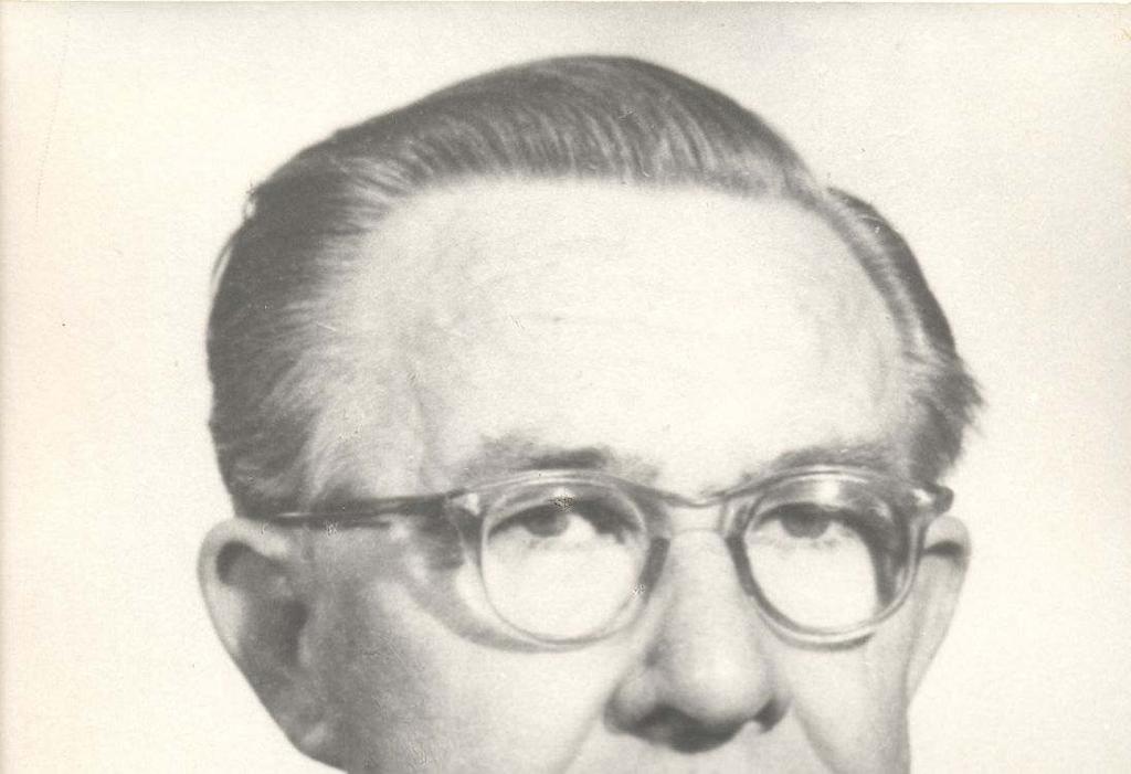 (www.fovarosienekkar.hu) kóruskarnagy és zenepedagógus. A Liszt Ferenc Zeneművészeti Főiskolán középiskolai énektanári, tanítóképző intézeti ének- és zenekari, valamint r. k. egyházkarnagyi oklevelet szerzett.