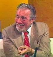 hu) Tanulmányait a Nemzeti Zenedében végezte. 1943-tól 1947-ig az Operaház kórusában énekelt. Verdi Otellójában debütált, Jago szerepében.