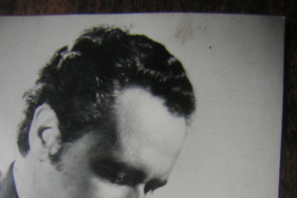(www.ferenczygyorgy.hu) Tanulmányait a budapesti Liszt Ferenc Zeneművészeti Főiskolán végezte. Bécsben él.