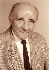 rendező, műsorvezető. 1951-1956 között a Liszt Ferenc Zeneművészeti Egyetemre járt, ahol zongoraművész tanári diplomát szerzett, Kadosa Pál tanítványaként.