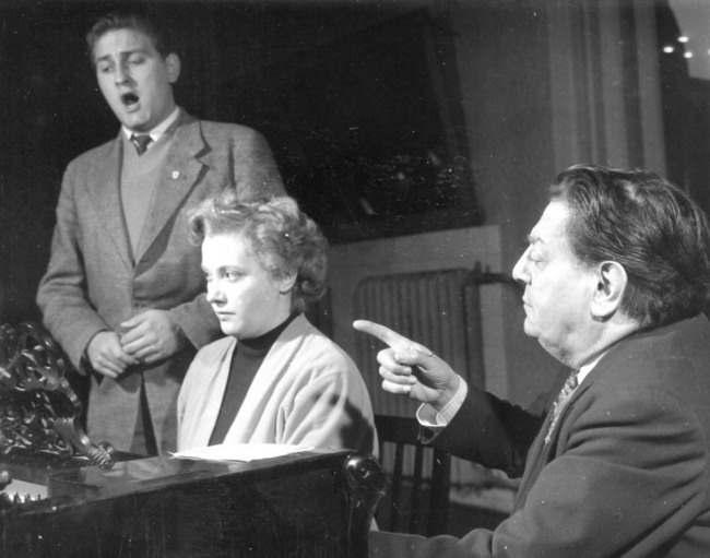 Varasdy Emmy és Tito Schipa társaságában Rősler Endre lett a mestere. Korondi is azok közé tartozott, akiket Tito Schipa kiválasztott budapesti mesterkurzusára.