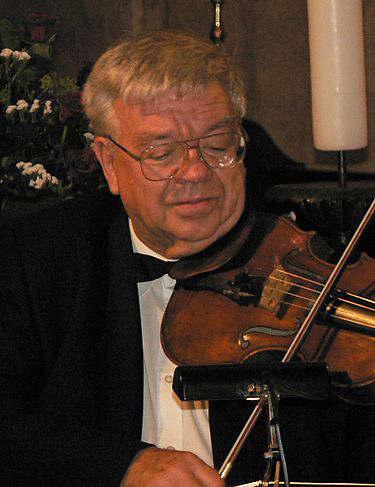 vonósnégyes alapító tagja. A Liszt Ferenc Zeneművészeti Főiskolán tanult brácsát Lukács Pálnál, de mesterei voltak még Weiner Leó és Mihály András is.