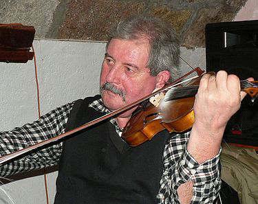 Halmos Béla 2010-ben Solymáron népzenész, népzenekutató, hegedűtanár.