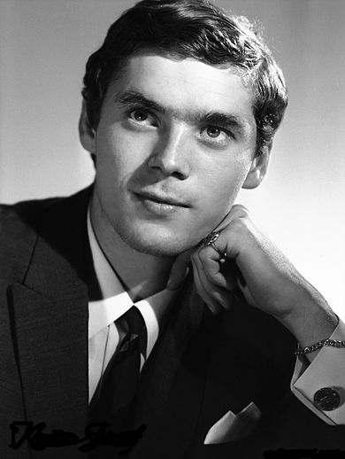és operett énekes, színész, rendező, tanár, vállalkozó, a XXI. kerület díszpolgára. Az 1967-es táncdalfesztiválon tűnt fel.