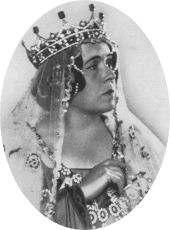 Basilides Mária, mint Gertrudis 1935 Színházban, méghozzá a színház megnyitó előadásán, Jean Nouguès Quo vadis c. operájának Poppea szerepében. 1915-ben szerződtette az Operaház.