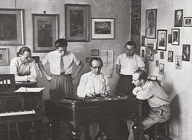 folytatott, majd az I. világháborútól éneket tanított. Hőstenor volt, de színpadra nem lépett. 1943-tól a Zenei Gimnáziumban tanított.