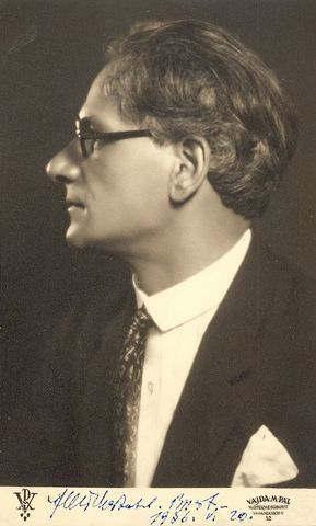 Bán János (Dunaszentgyörgy, 1891. 08. 13. - Budapest, 1979. 01. 25.) Zenetanár, nyelvész.