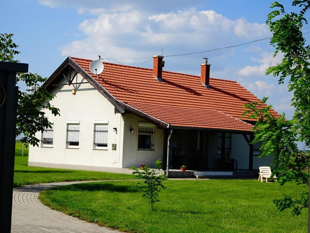 A település külterülete jellemzően mezőgazdasági terület, a mezőgazdasághoz tartozó állattartó telep és gazdasági létesítmény is