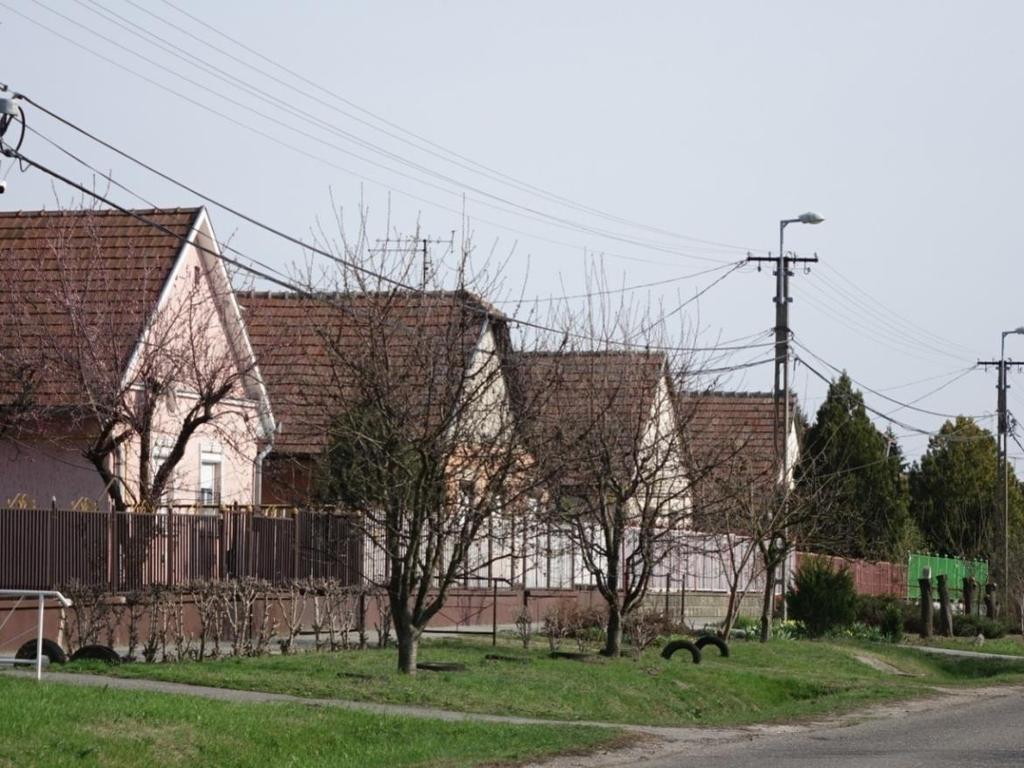 Utcaszakaszokon azonos időben épült