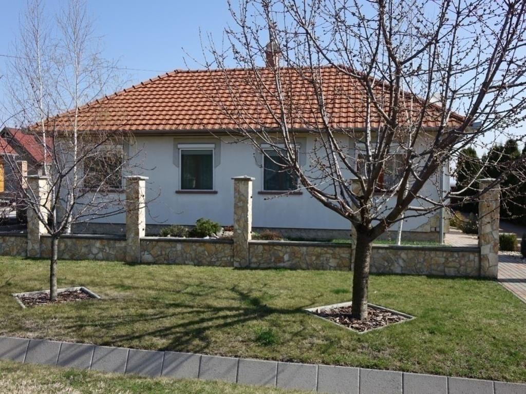 6. JÓ PÉLDÁK: ÉPÜLETEK, ÉPÍTÉSZETI RÉSZLETEK, KERÍTÉSEK, KERTEK, ZÖLDFELÜLETEK A jó példák közé soroljuk Kőröstetétlenen azokat az épületeket, melyek megjelenése a környezetével harmonikus,