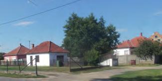 Ez utak mentén sok helyen még falusias, parasztházas beépítés látható, de a kertvárosias, szabadon