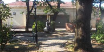 Közterek, közparkok, közkertek A piac előtti területen ősfás park csábít pihenésre.