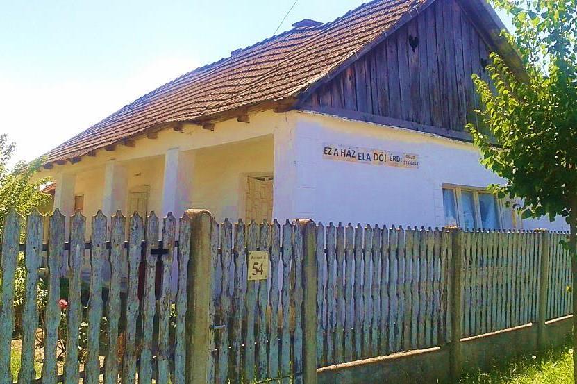 gerincű lakóépület.