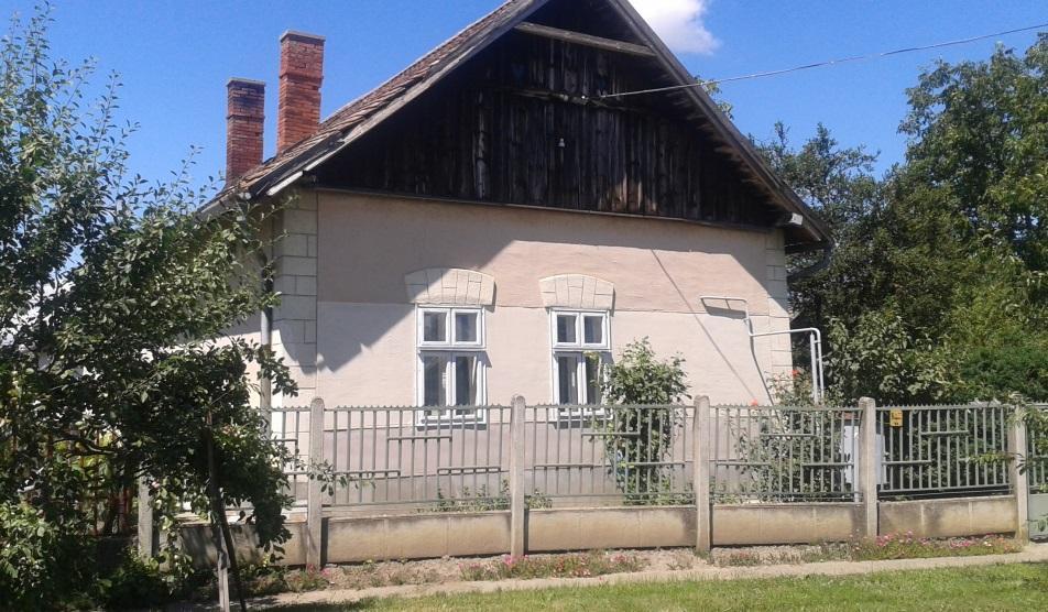 oromfalának fa deszka burkolatos, napsugár motívumos