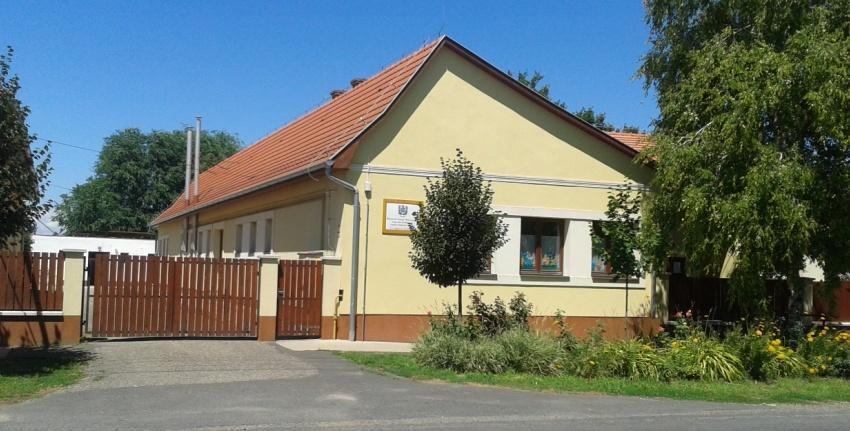 Itt jellemző a település ellátó, igazgatási oktatási funkciók sűrűsödése, a szolgáltatások jelenléte. A terület beépítése a funkciók fügvénye is.